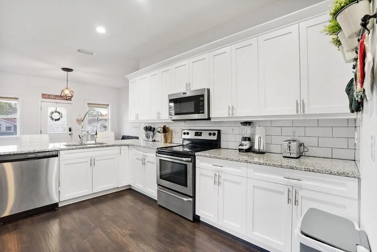 Sleek & Stylish- Perfect Spot Villa Tampa Holiday home