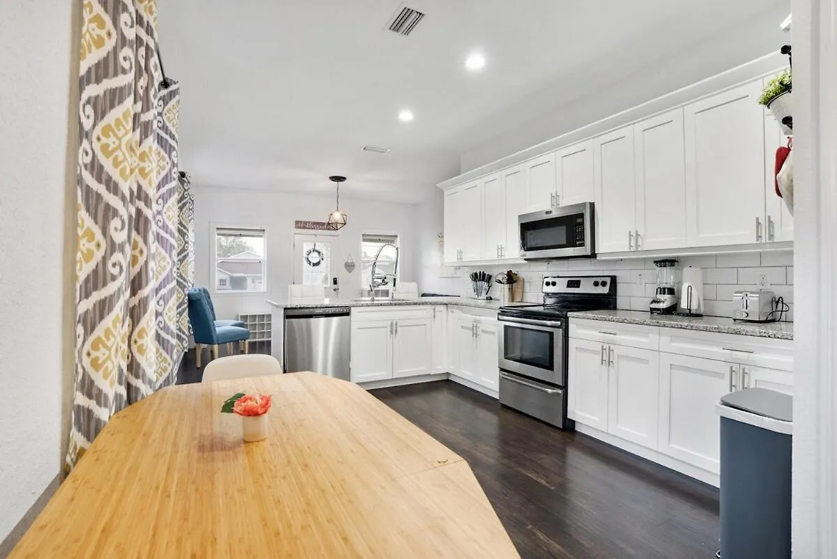 Sleek & Stylish- Perfect Spot Villa Tampa