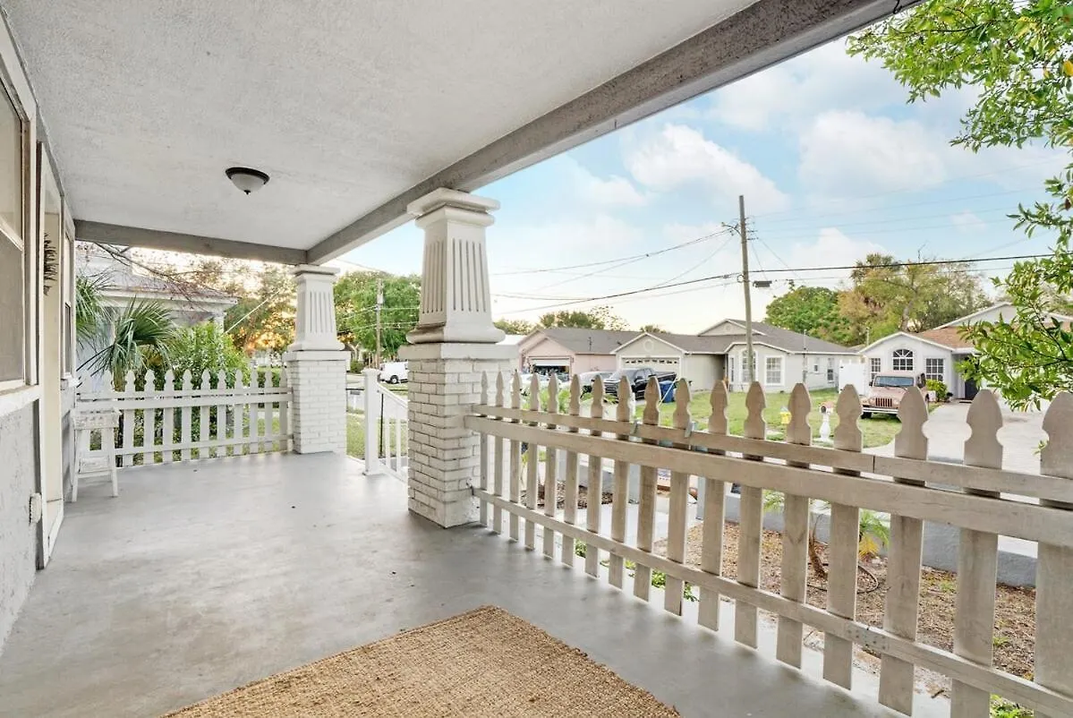 Sleek & Stylish- Perfect Spot Villa Tampa