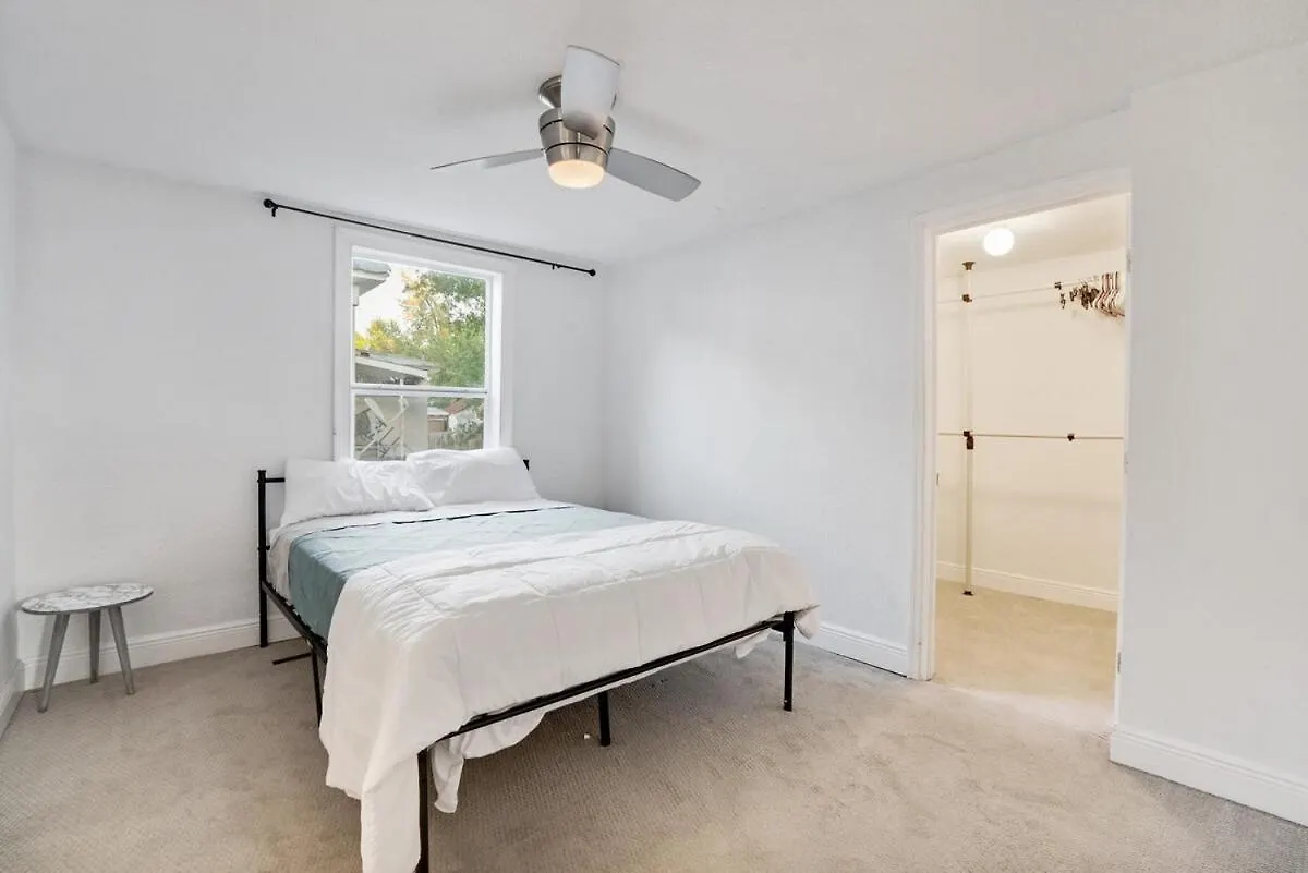 Sleek & Stylish- Perfect Spot Villa Tampa Holiday home