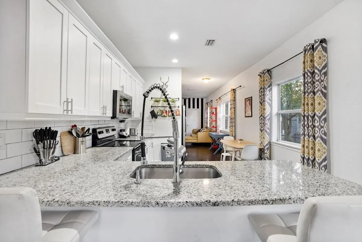 Sleek & Stylish- Perfect Spot Villa Tampa Holiday home