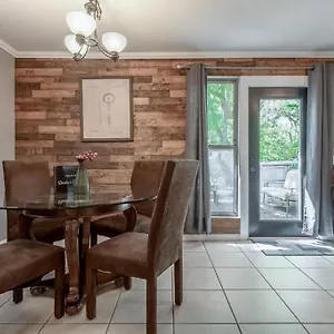  Holiday home Dexters Near Downtown And Cafes