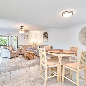  Holiday home South Retreat Fenced Yard, Location!
